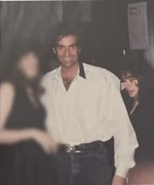 Carla (không phải tên thật) cũng gặp Copperfield khi đi xem biểu diễn, sau đó được ảo thuật gia này gửi thiệp và quà tặng. Ảnh: The Guardian.