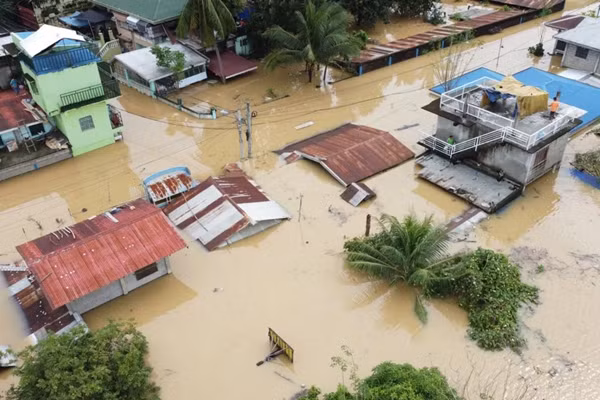 Nhiều ngôi nhà gần như bị chìm hẳn trong nước lụt ở tỉnh Isabela (Philippines) do bão Man-yi. Ảnh: ABS-CBN. Nhiều ngôi nhà gần như bị chìm hẳn trong nước lụt ở tỉnh Isabela (Philippines) do bão Man-yi. Ảnh: ABS-CBN.