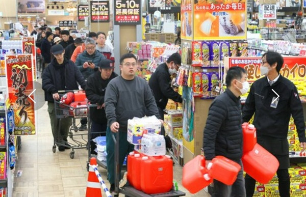 Dù ở ngoài phố hay trong cửa hàng, người dân Nhật vẫn trật tự xếp hàng theo hướng dẫn. Ảnh: JM. Dù ở ngoài phố hay trong cửa hàng, người dân Nhật vẫn trật tự xếp hàng theo hướng dẫn. Ảnh: JM.