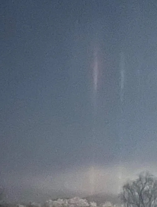 Hình ảnh cột sáng tương tự ở Elkins (West Virginia, Mỹ) vào tháng 1 năm nay. Ảnh: Dustin George.