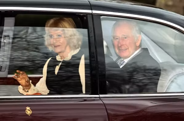 Vua Charles và Hoàng hậu Camilla cũng giữ tâm trạng tích cực. Ảnh chụp ngày 6/2. Ảnh: HENRY NICHOLLS/ AFP via Getty Images.