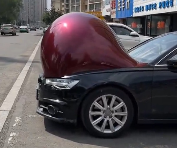 Xe bị phồng rất to. Ảnh: Jennifer Zeng.