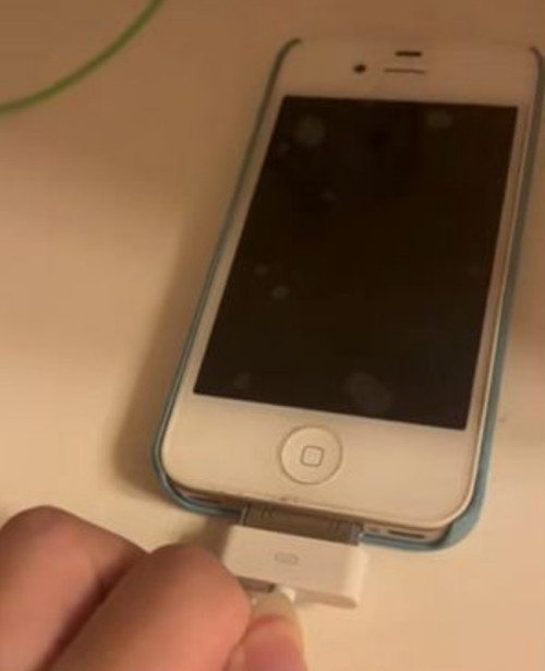 Bố mẹ của cô gái hẳn đã nhập sai mật khẩu rất nhiều lần nên máy mới bị khóa những 10 năm. Ảnh: Douyin.