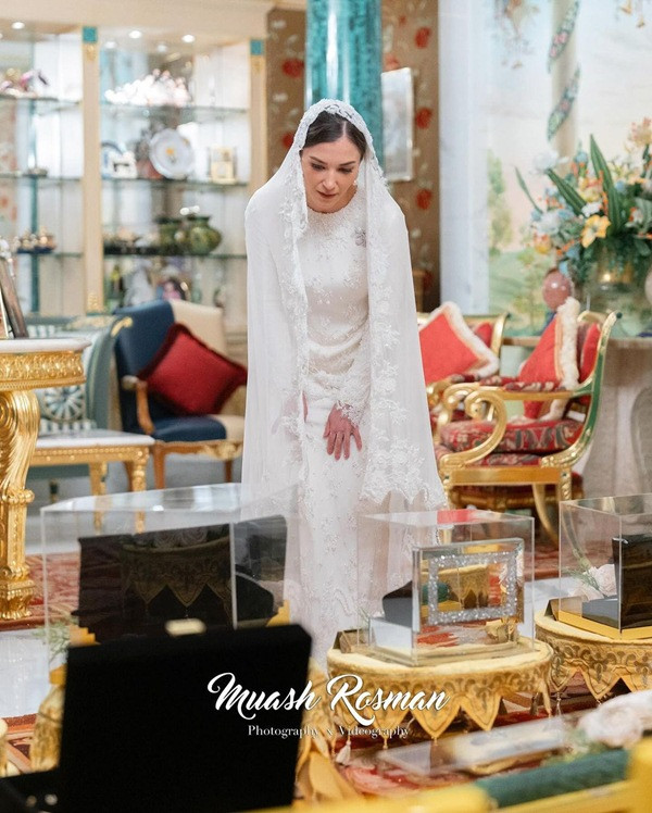 Váy cưới đầu tiên của Anisha. Ảnh: Muash Rosman. Váy cưới đầu tiên của Anisha. Ảnh: Muash Rosman.