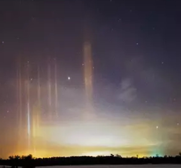 Những cột sáng trông khá đa dạng. Ảnh: NWS.