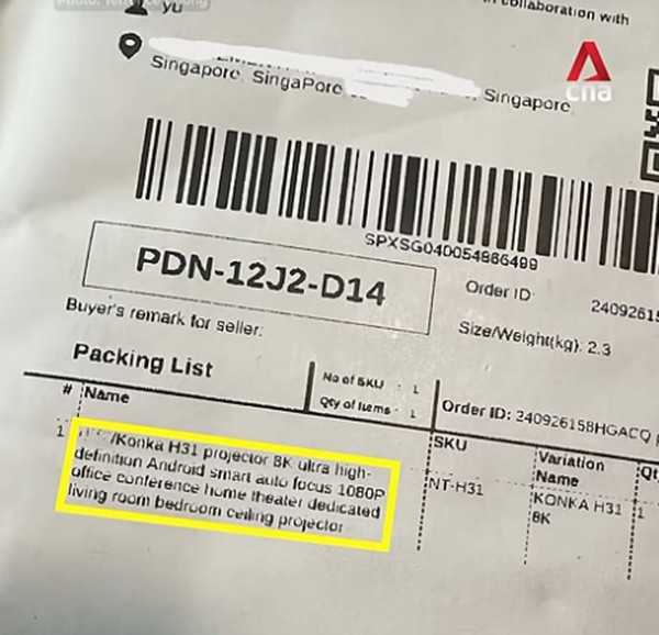 Bên ngoài ghi tên hàng là máy chiếu, nặng 2,3 kg, nhưng bưu phẩm lại chỉ bé bằng chiếc phong bì nhỏ. Ảnh: Terrence Chong. Bên ngoài ghi tên hàng là máy chiếu, nặng 2,3 kg, nhưng bưu phẩm lại chỉ bé bằng chiếc phong bì nhỏ. Ảnh: Terrence Chong.