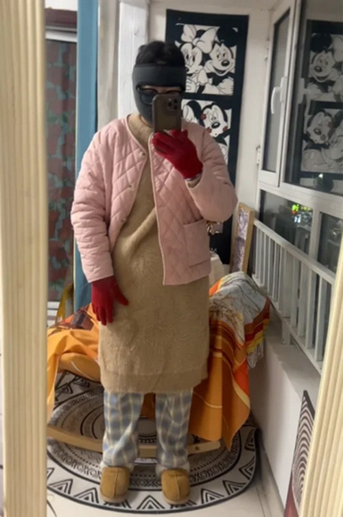 Kendou S mặc thật xấu đi làm sau khi bị sếp phê bình. Ảnh: Douyin. Kendou S mặc thật xấu đi làm sau khi bị sếp phê bình. Ảnh: Douyin.