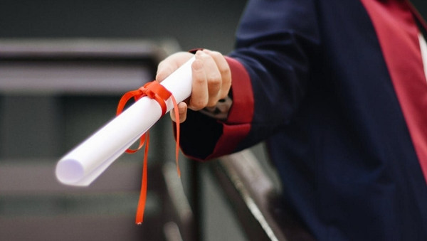 Netizen Trung Quốc đặt câu hỏi: "Có nhiều bằng cấp để làm gì nếu chẳng hề đóng góp vào việc nghiên cứu?". Ảnh minh họa: The Independent SG.