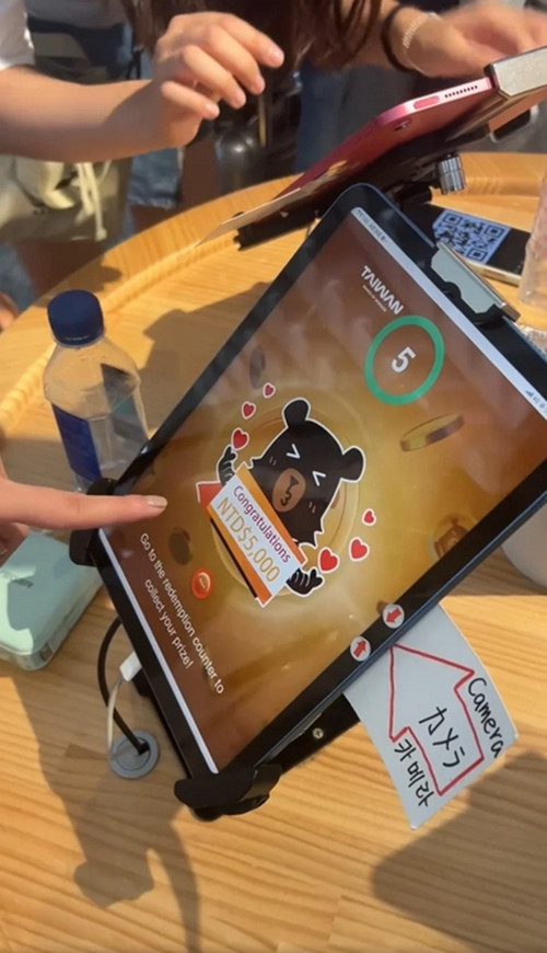 Vừa đến sân bay ở Đài Loan (Trung Quốc) thì du khách người Thái Lan đã trúng thưởng. Ảnh: Apinya Pongpotjaman. Vừa đến sân bay ở Đài Loan (Trung Quốc) thì du khách người Thái Lan đã trúng thưởng. Ảnh: Apinya Pongpotjaman.