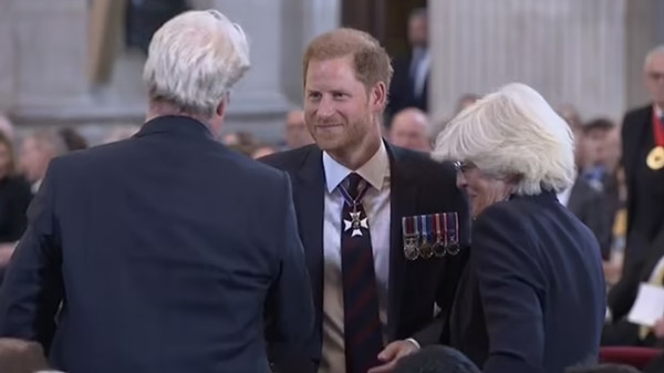 Harry tỏ ra rất vui khi gặp những người họ hàng bên mẹ của mình. Trong ảnh là Harry và em trai cùng chị gái của Công nương Diana. Ảnh: Mail Online. Harry tỏ ra rất vui khi gặp những người họ hàng bên mẹ của mình. Trong ảnh là Harry và em trai cùng chị gái của Công nương Diana. Ảnh: Mail Online.