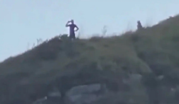 Hình dáng giống người nhưng động tác có phần kỳ lạ. Ảnh: JB Litoral.