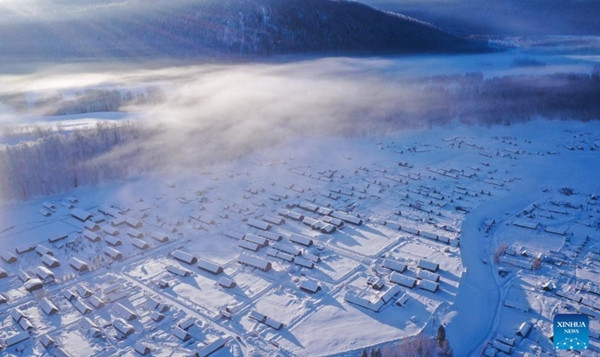 Ảnh chụp từ trên không cho thấy tuyết phủ khắp một khu làng ở Tân Cương (Trung Quốc) vào ngày 17/1. Ảnh: Xinhua.