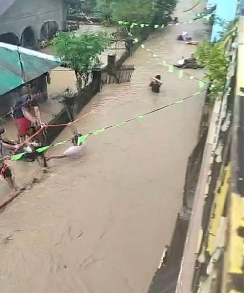 Ở tỉnh Albay (Philippines), mưa lớn do bão Trà Mi đã gây ngập lụt đến ngang ngực người lớn. Ảnh: PWS.