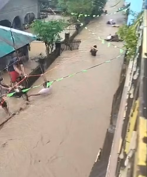 Ở tỉnh Albay (Philippines), mưa lớn do bão Trà Mi đã gây ngập lụt đến ngang ngực người lớn. Ảnh: PWS.