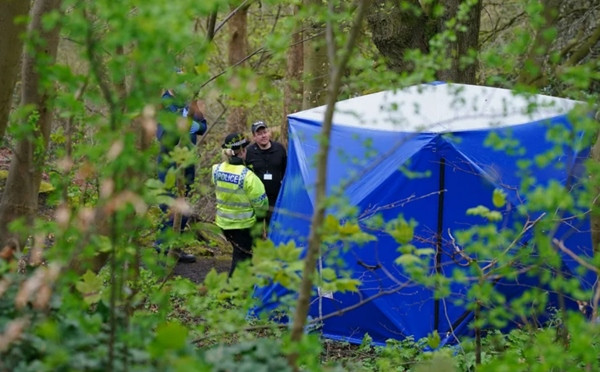 Lều của cảnh sát được dựng ở nơi phát hiện ra hài cốt. Ảnh: Peter Byrne/ PA.
