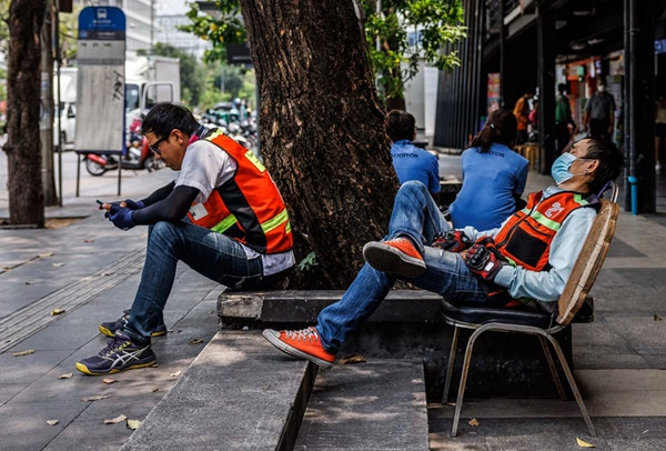 Kiểu thời tiết nóng và ẩm ở Đông Nam Á khiến nhiều người phải làm việc ngoài trời rất dễ mệt mỏi. Ảnh: Andre Malerba/ Bloomberg via Getty Images. Kiểu thời tiết nóng và ẩm ở Đông Nam Á khiến nhiều người phải làm việc ngoài trời rất dễ mệt mỏi. Ảnh: Andre Malerba/ Bloomberg via Getty Images.