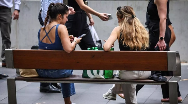 Các nền tảng mạng xã hội sẽ bị phạt nặng nếu để người dưới 16 tuổi ở Úc mở tài khoản. Ảnh minh họa: David Gray/ AFP. Các nền tảng mạng xã hội sẽ bị phạt nặng nếu để người dưới 16 tuổi ở Úc mở tài khoản. Ảnh minh họa: David Gray/ AFP.