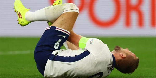 Harry Kane tỏ ra cực kỳ đau sau khi bị phạm lỗi. Ảnh: Getty. Harry Kane tỏ ra cực kỳ đau sau khi bị phạm lỗi. Ảnh: Getty.