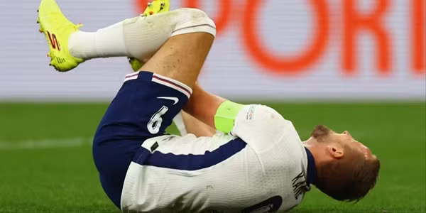 Harry Kane tỏ ra cực kỳ đau sau khi bị phạm lỗi. Ảnh: Getty. Harry Kane tỏ ra cực kỳ đau sau khi bị phạm lỗi. Ảnh: Getty.