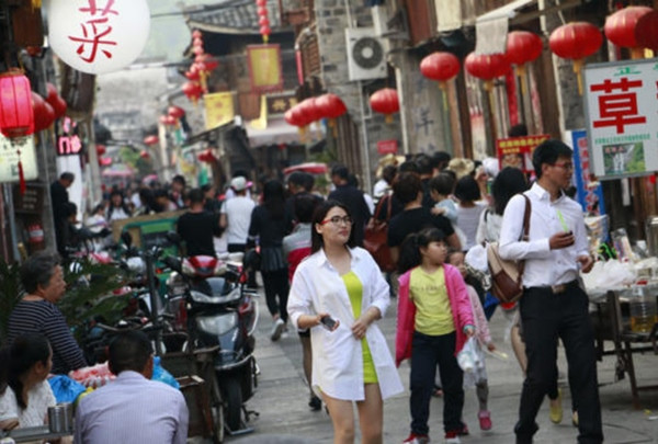 Nhiều khu phố ở Trung Quốc rất đông đúc, người lớn không chú ý một chút là trẻ em có thể bị lạc. Ảnh minh họa: Shutterstock. Nhiều khu phố ở Trung Quốc rất đông đúc, người lớn không chú ý một chút là trẻ em có thể bị lạc. Ảnh minh họa: Shutterstock.