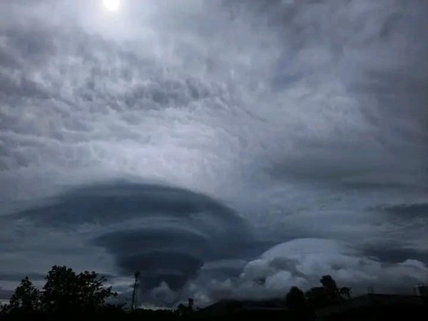 Mây thấu kính cũng là hiện tượng hiếm. Ảnh: King John Lee Binlayo/ PWS.