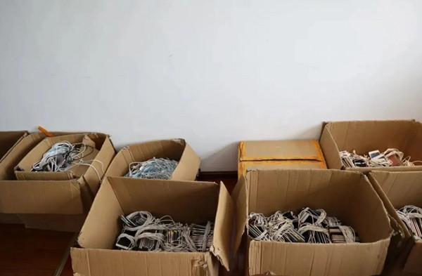 Wang mua hàng nghìn chiếc điện thoại cũ. Ảnh: Sở Cảnh sát Ninh Ba. Wang mua hàng nghìn chiếc điện thoại cũ. Ảnh: Sở Cảnh sát Ninh Ba.