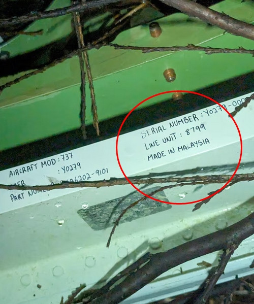 Tấm cửa bịt rơi xuống đất đã được tìm thấy, trên đó có mấy dòng chữ viết tay. Ảnh: Larry Hurst.