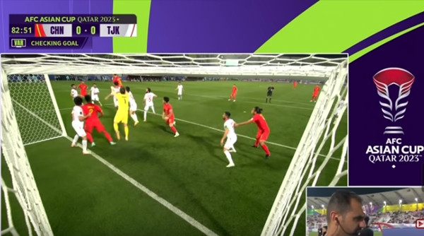 Jiang Guangtai của ĐT Trung Quốc có cản trở cầu thủ đối phương. Ảnh: AFC. Jiang Guangtai của ĐT Trung Quốc có cản trở cầu thủ đối phương. Ảnh: AFC.