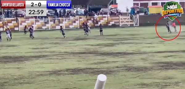 Các cầu thủ ngã xuống do bị sét đánh. Ảnh: NDA Deportiva Huancavelica. Các cầu thủ ngã xuống do bị sét đánh. Ảnh: NDA Deportiva Huancavelica.