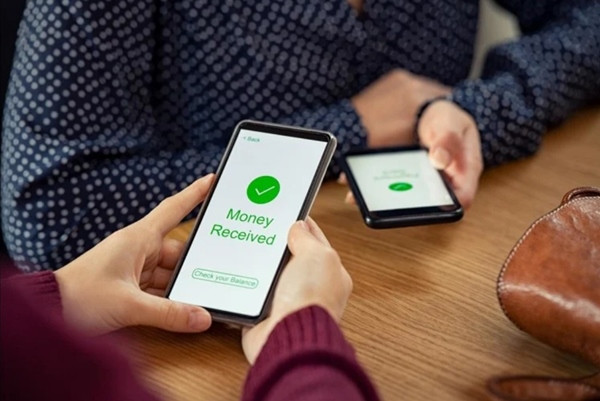 Tự nhiên nhận được tiền vào tài khoản mà không biết ai gửi, để làm gì thì bạn đừng vội nghĩ là mình may mắn có "tiền miễn phí". Ảnh minh họa: Business League. Tự nhiên nhận được tiền vào tài khoản mà không biết ai gửi, để làm gì thì bạn đừng vội nghĩ là mình may mắn có "tiền miễn phí". Ảnh minh họa: Business League.