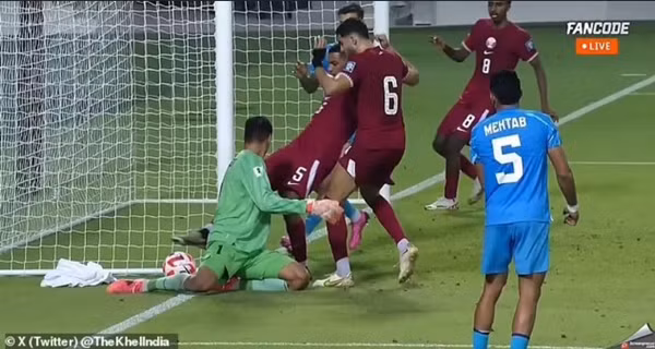 Bóng đã đi hết đường biên ngang nhưng cầu thủ của ĐT Qatar lôi bóng lại và ghi bàn. Ảnh: TheKhelIndia.