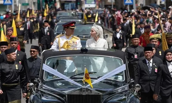 Hoàng tử Mateen và cô dâu Anisha trong những nghi lễ trước khi hôn lễ hoàn thành. Ảnh: AFP. Hoàng tử Mateen và cô dâu Anisha trong những nghi lễ trước khi hôn lễ hoàn thành. Ảnh: AFP.