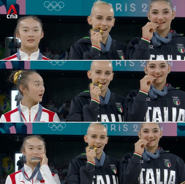 Khoảnh khắc Yaqin bắt chước cắn huy chương ở Olympics Paris. Ảnh: CNA. Khoảnh khắc Yaqin bắt chước cắn huy chương ở Olympics Paris. Ảnh: CNA.