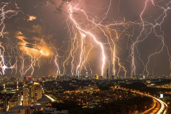 Trong một số cơn dông có rất nhiều sấm sét, tiếng sấm có thể ì ầm liên tục cả giờ đồng hồ. Ảnh minh họa: Fendy Gan. Trong một số cơn dông có rất nhiều sấm sét, tiếng sấm có thể ì ầm liên tục cả giờ đồng hồ. Ảnh minh họa: Fendy Gan.