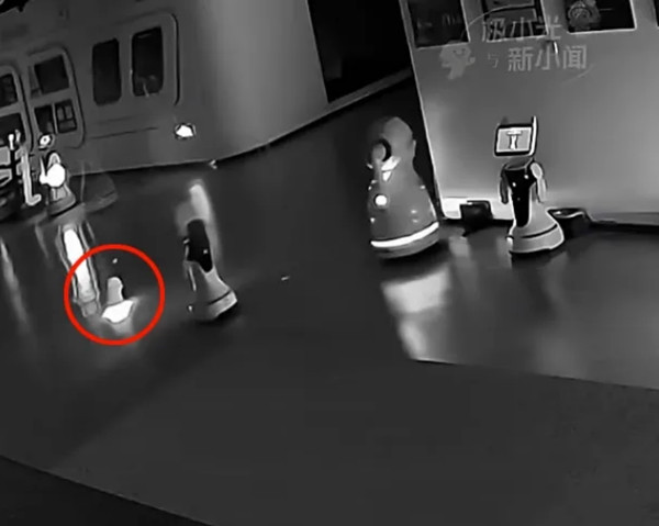 Không ngờ Nhị Bạch thành công trong việc rủ rê cả nhóm robot bỏ việc. Ảnh: YouTube.