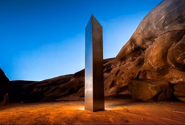 Cột kim loại tương tự đã từng xuất hiện ở sa mạc tại Utah (Mỹ). Ảnh: Terrance Siemon via AP.