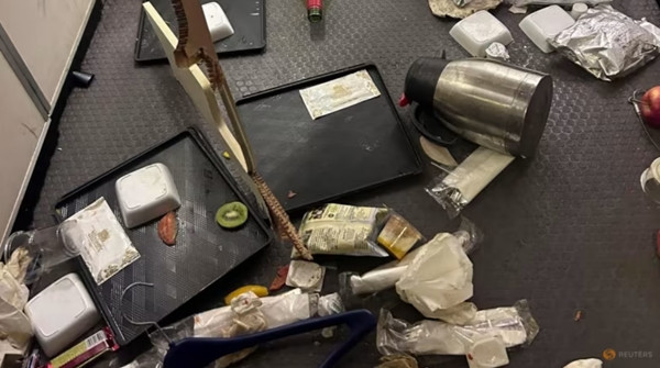 Đồ đạc văng tứ tung trong máy bay khi SQ321 gặp nhiễu động vào ngày 21/5. Ảnh: Reuters/ Stringer.