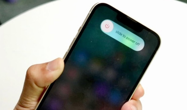 Bạn nên tắt hẳn iPhone ít nhất mỗi tuần một lần. Ảnh: YouTube.