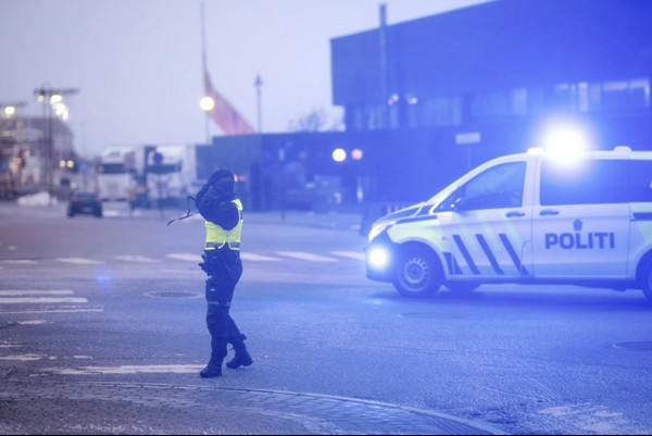 Một cảnh sát ở Bodo vẫn ra phố làm nhiệm vụ giữa lúc thời tiết xấu do bão Ingunn. Ảnh: Per-Inge Johnsen/ NTB Scanpix via AP. Một cảnh sát ở Bodo vẫn ra phố làm nhiệm vụ giữa lúc thời tiết xấu do bão Ingunn. Ảnh: Per-Inge Johnsen/ NTB Scanpix via AP.