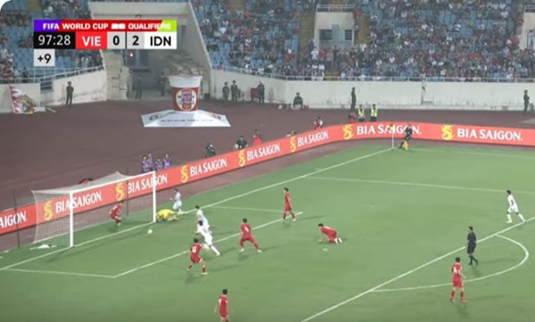 Tình huống dẫn đến bàn thắng thứ ba của ĐT Indonesia. Ảnh: FPT Play. Tình huống dẫn đến bàn thắng thứ ba của ĐT Indonesia. Ảnh: FPT Play.