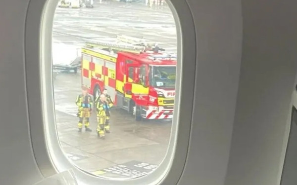 Xe và nhân viên cứu hộ ở Sân bay Dublin. Ảnh: The Sun.