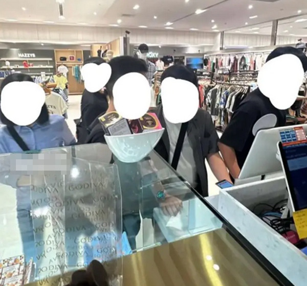 Các khách hàng bị nhân viên cửa hàng sôcôla chụp ảnh đăng lên mạng và rủa "sao không bị bão cuốn đi". Ảnh: Dcard.