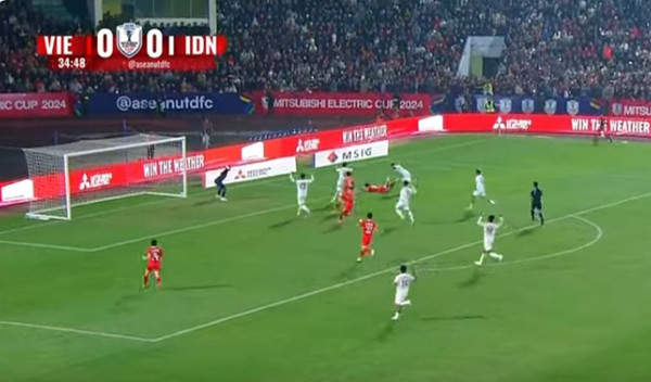 Hồ Tấn Tài bị ngã khi đang dẫn bóng đến gần khung thành ĐT Indonesia. Ảnh: FPT. Hồ Tấn Tài bị ngã khi đang dẫn bóng đến gần khung thành ĐT Indonesia. Ảnh: FPT.