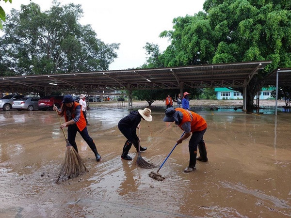 Các nhà chức trách địa phương, người dân và tình nguyện viên cùng cố gắng dọn bùn trên những con đường ở quận Mae Sai (tỉnh Chiang Rai, Thái Lan). Ảnh: ThaiPBS.