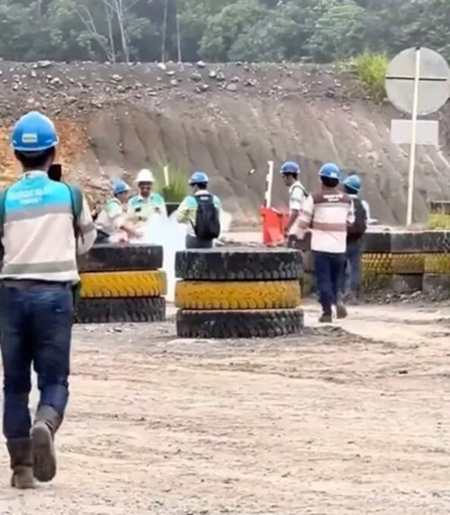 Một số người chạm vào "đám mây". Ảnh: Update Info.