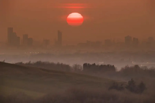 Mặt Trời lặn ở Manchester (Anh) vào ngày Xuân phân năm 2022. Ảnh: Anthony Devlin/ Getty Images. Mặt Trời lặn ở Manchester (Anh) vào ngày Xuân phân năm 2022. Ảnh: Anthony Devlin/ Getty Images.