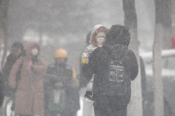 Có tỉnh ở Trung Quốc còn có cảnh báo đỏ - cao nhất trong hệ thống cảnh báo thời tiết cực đoan gồm 4 mức ở Trung Quốc - do bão tuyết. Ảnh: EPA-EFE. Có tỉnh ở Trung Quốc còn có cảnh báo đỏ - cao nhất trong hệ thống cảnh báo thời tiết cực đoan gồm 4 mức ở Trung Quốc - do bão tuyết. Ảnh: EPA-EFE.