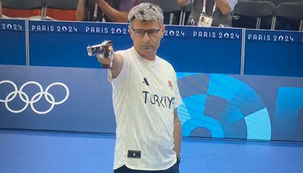 Sự "tối giản" của Dikec khi thi đấu ở Olympics Paris 2024. Ảnh: Anand Mahindra/ X. Sự "tối giản" của Dikec khi thi đấu ở Olympics Paris 2024. Ảnh: Anand Mahindra/ X.