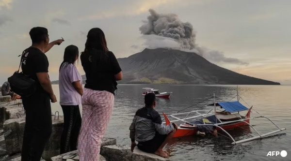 Núi lửa Ruang phun trào trong tháng 4 là một trong những vụ phun trào núi lửa lớn nhất ở Indonesia trong vòng 50 năm. Ảnh: Ronny Adolof/ AFP.