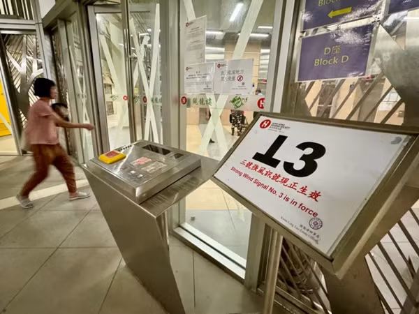 Người dân ở Hong Kong (Trung Quốc) dán băng dính vào các cửa kính để phòng chống bão Yagi. Ảnh: Li Zhihua/ China News Service/ VCG/ Getty Images.